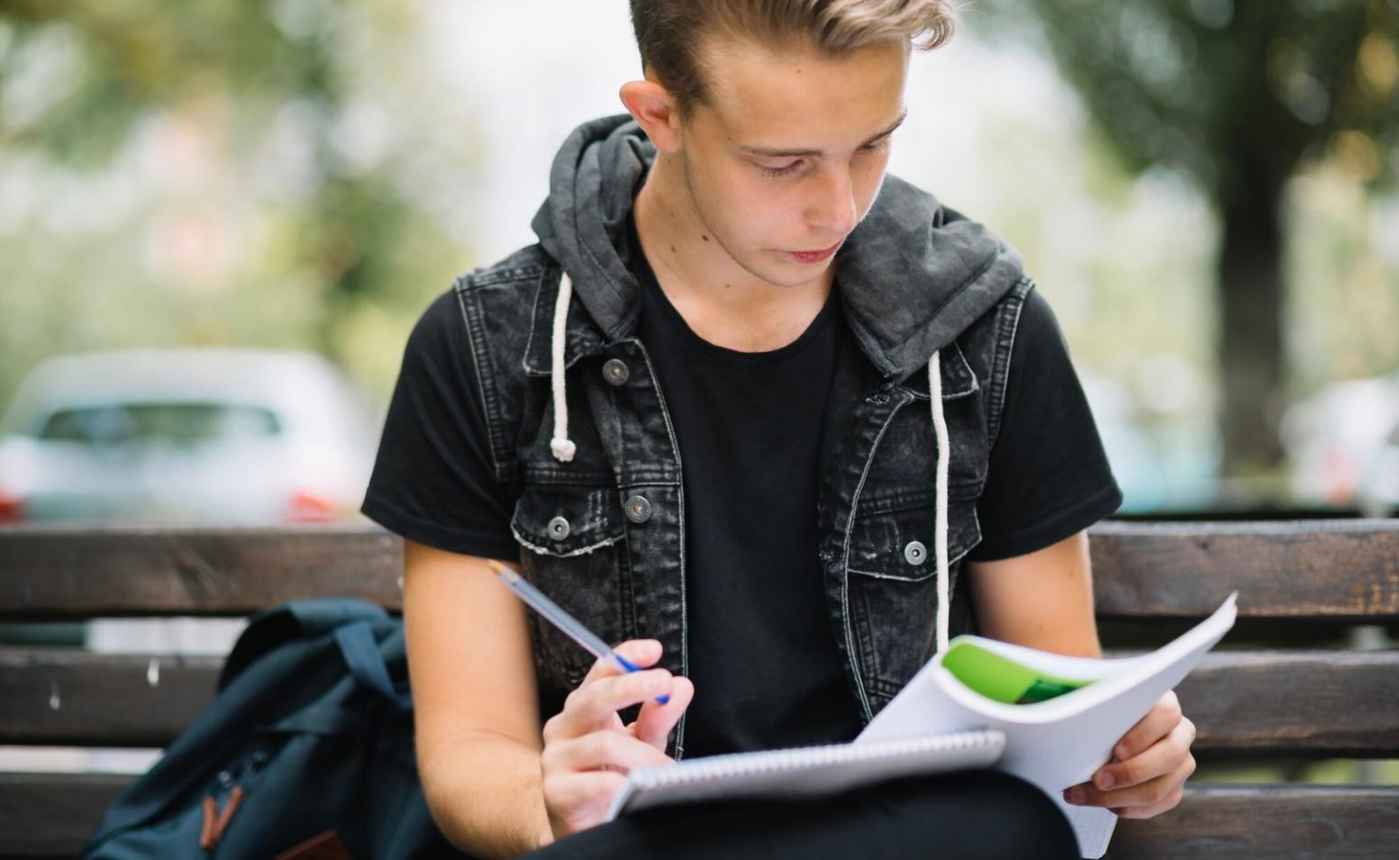 Detaillierte Finanzanalyse auf Computerbildschirm